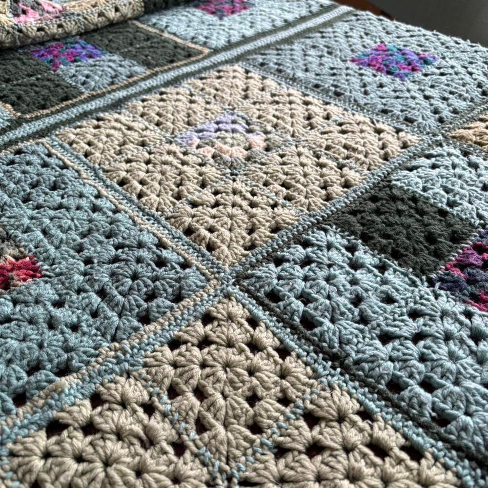 Vintage Handmade Green Patchwork Crochet Caftan Blanket Quilt - Picture 2 of 7